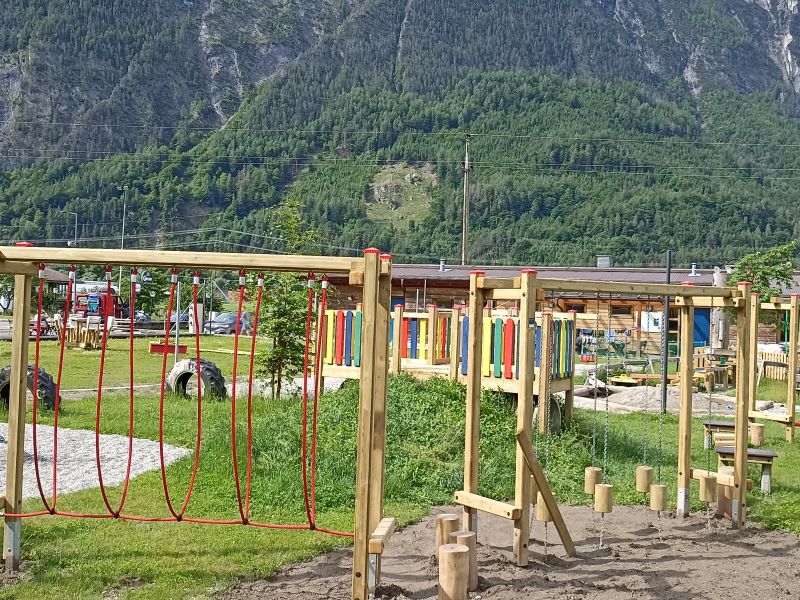 Der Spielplatz der Gemeinde Nikolsdorf am Sportplatz mit seinen diversen Spielgeräten für Kinder