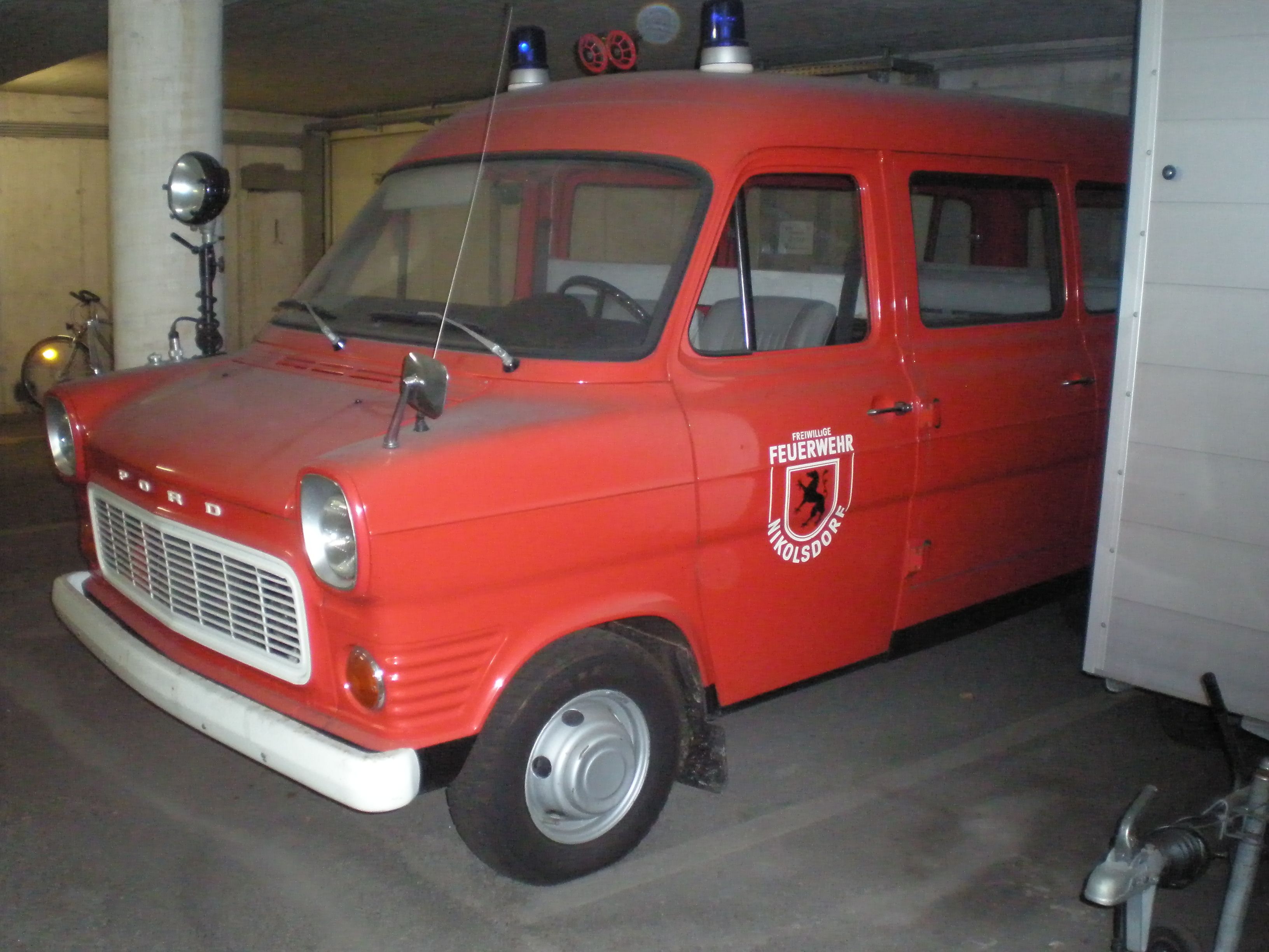 rotes Feuerwehrauto Ford Transit