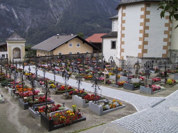 Der Friedhof der Gemeinde Nikolsdorf mit seinen zahlreichen schönen, würdigen und einheitlichen Grabstätten.