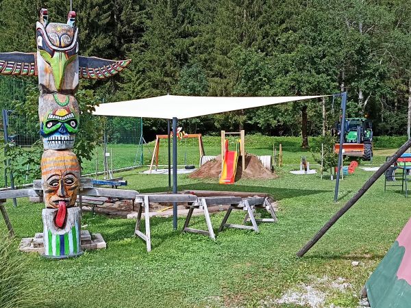 Der Spielplatz der Gemeinde Nikolsdorf am Sportplatz mit seinen diversen Spielgeräten für Kinder