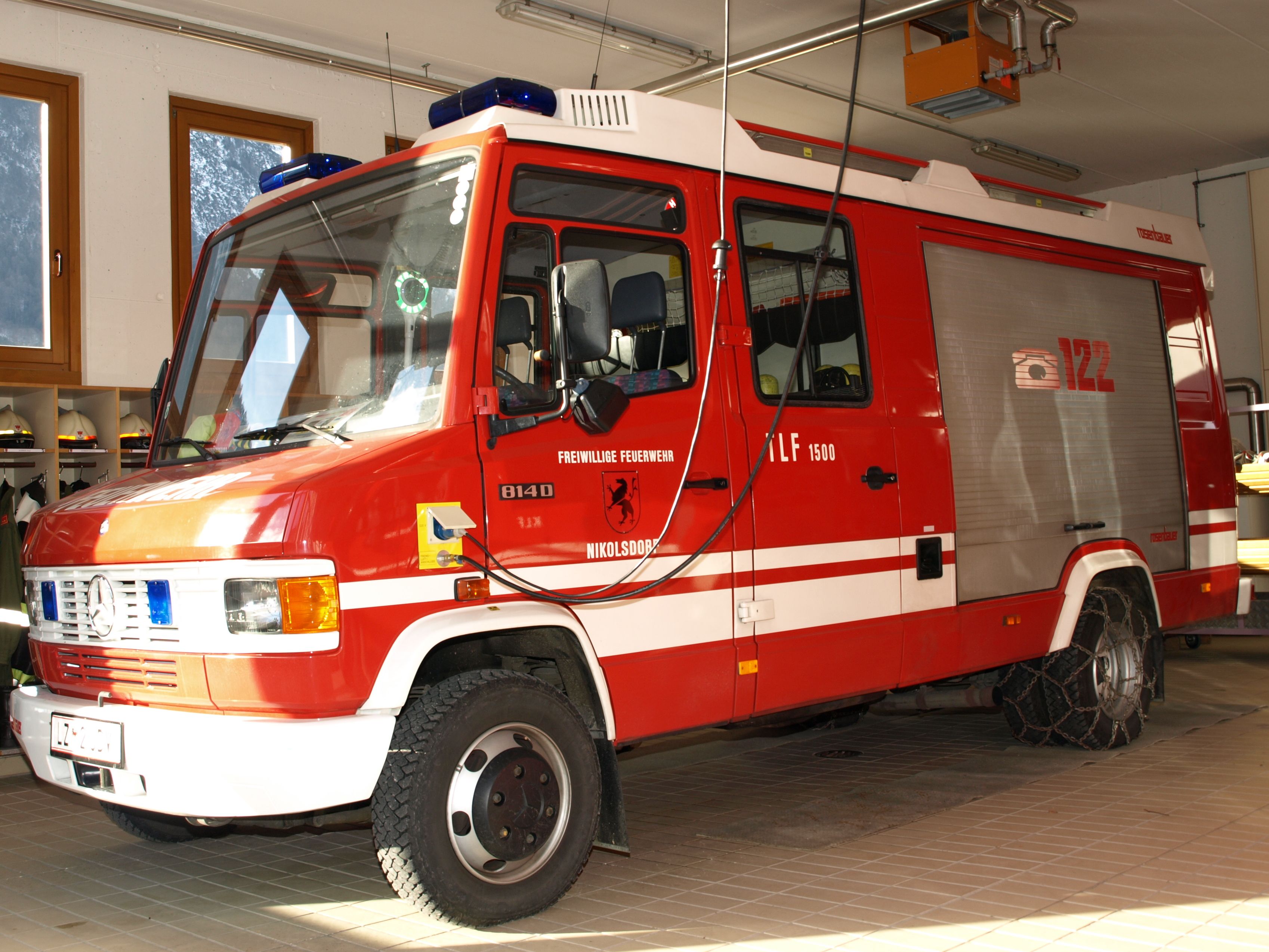 rotes Feuerwehrauto der Marke Mercedes