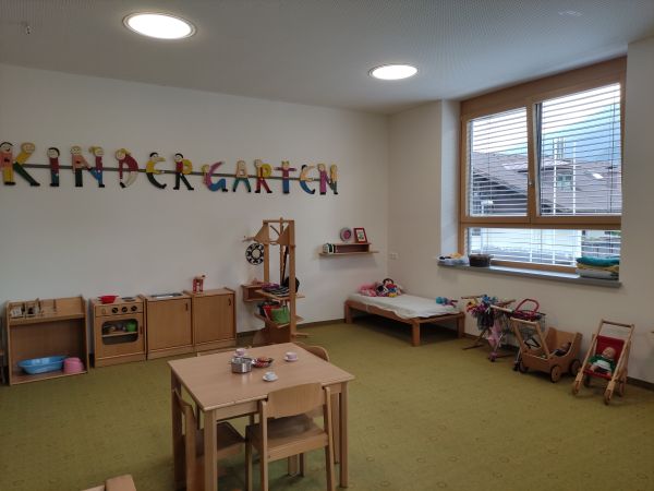 Die Spielecke des Kindergartens, im Hintergrund sind diverse Kinderspielsachen