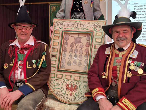 Veit Ganeider gewinnt mit dem "schönsten Schuss" des Turniers die Schützenkette