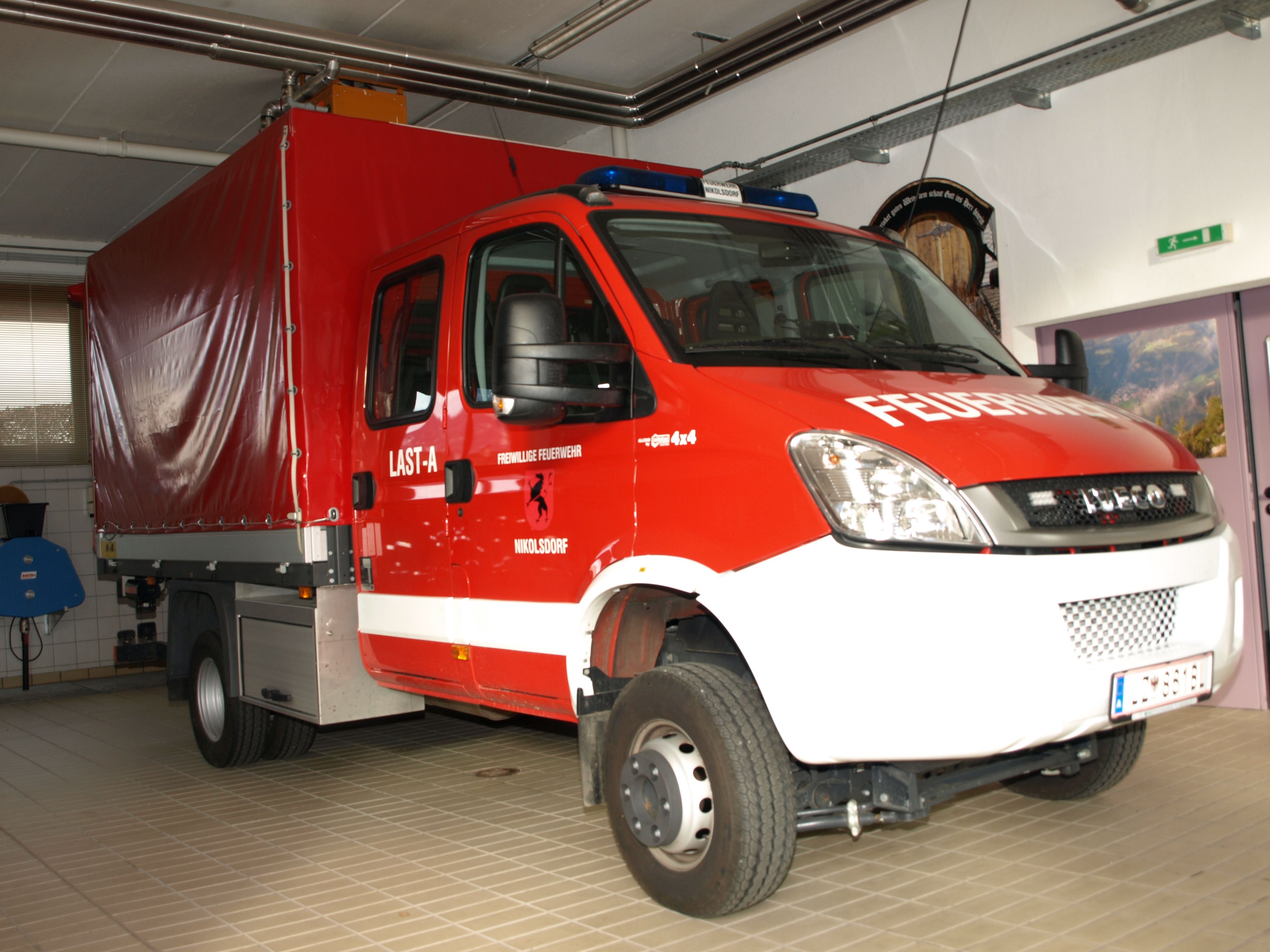 rotes Feuerwehrauto Iveco Daily 4 x 4