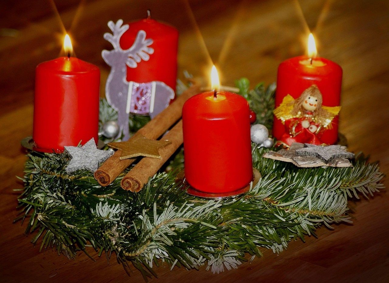Adventkranz an dem 3 Kerzen brennen
